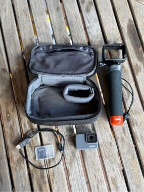 GoPro HERO7 Silver Bundle – Floating Grip, SanDisk microSD Card, Carrying Case &